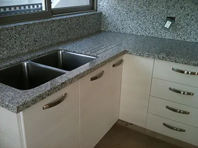 Cocina integral cubierta de granito