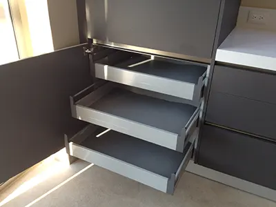 Cajones ocultos en puerta