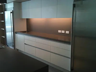 Alacenas con barra y refrigeradores