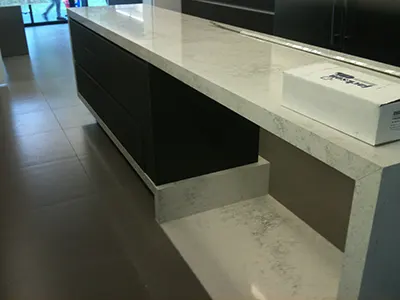 Isla central con cubierta y piso de mármol, cajones de melamina obscura