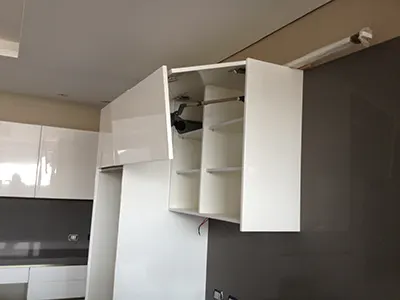 Alacena con apertura de puertas hacia arriba