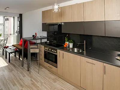 Cocina integral combinada con melamina clara y melamina obscura